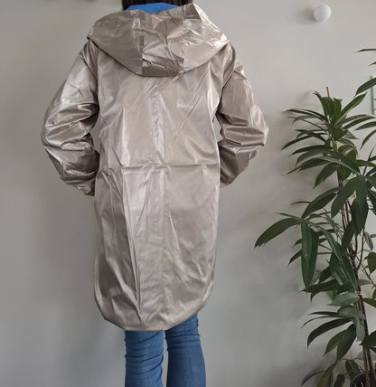 Vue de dos du manteau long réversible imperméable doré Melya Melody avec capuche, porté sur un jean bleu