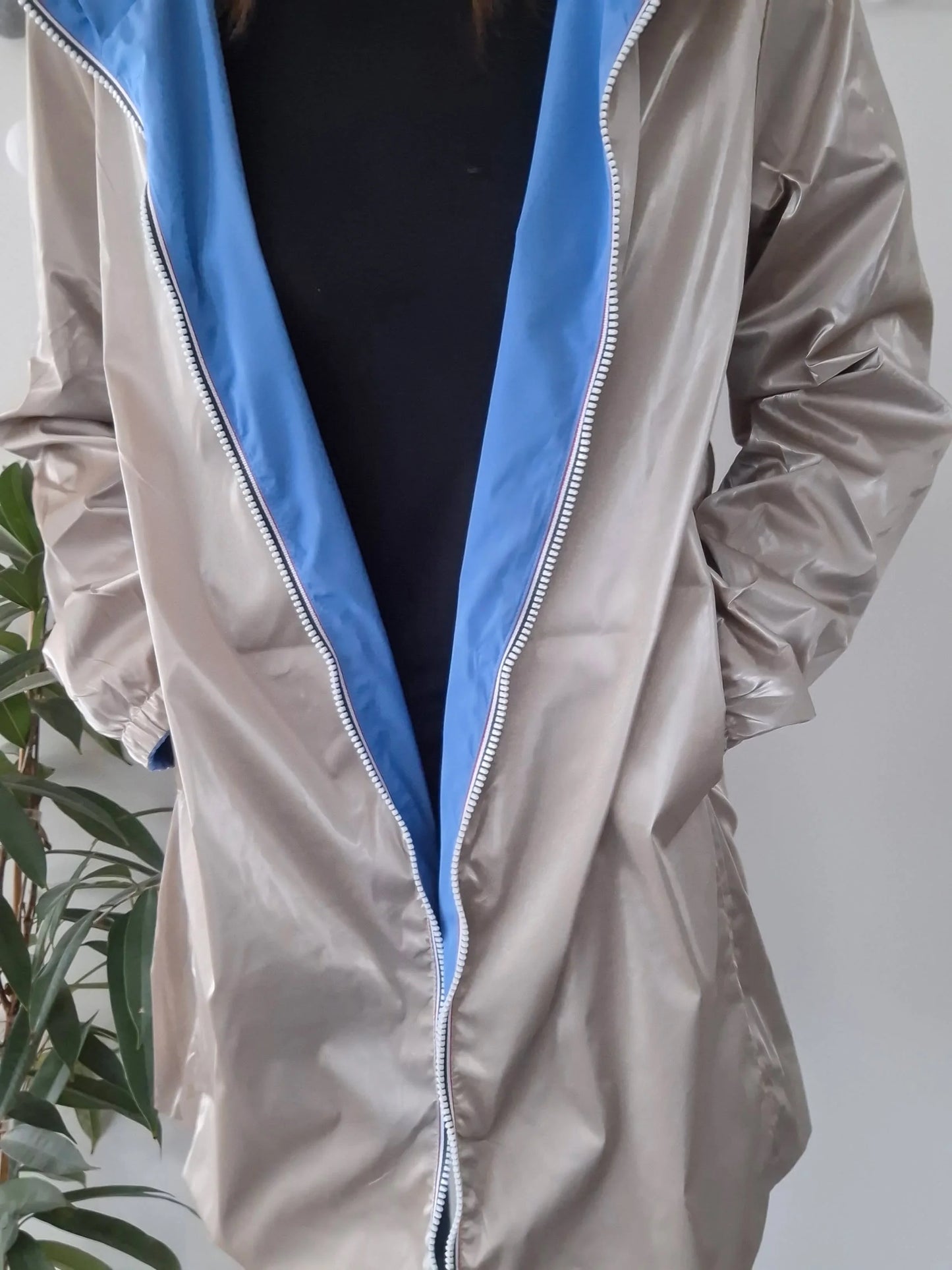 Manteau long réversible imperméable Melya Melody côté doré ouvert révélant la doublure bleue avec fermeture éclair blanche