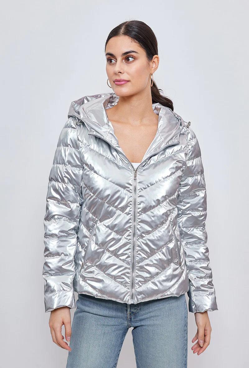 Woman wearing a silver quilted short jacket Le Petit Placard, trendy outerwear fashion
