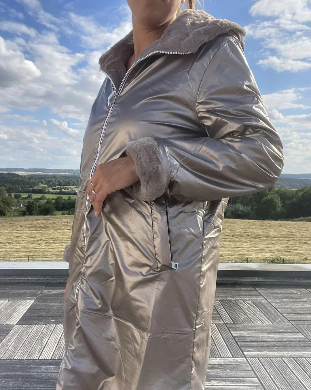 Manteau réversible grande taille Melya Melody bronze imperméable avec col et poignets en fourrure beige curvy