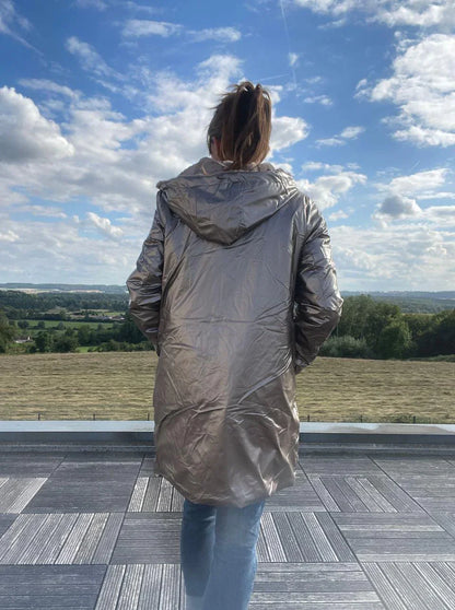 Manteau réversible grande taille Melya Melody bronze imperméable, vue dos, porté en extérieur avec capuche et coupe longue curvy