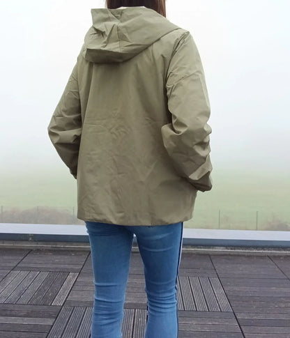 Manteau court kaki imperméable réversible avec capuche portée vue de dos sur une personne.