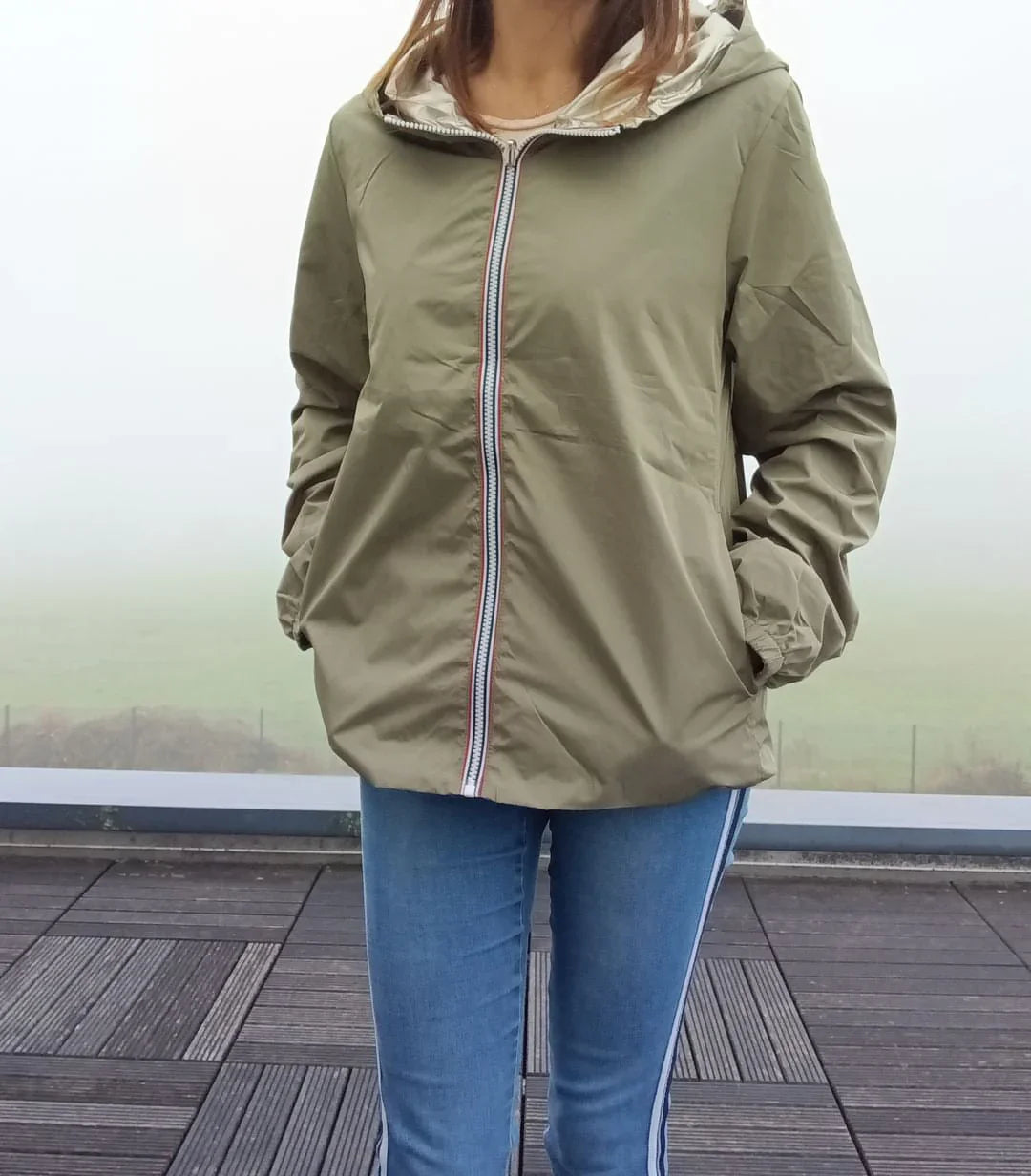 Manteau court imperméable kaki réversible avec capuche, zippé, sur femme en jeans, style Curvy.