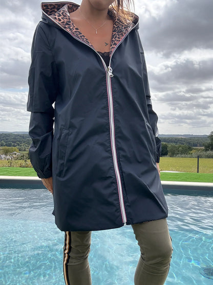 Imperméable réversible long pour femme de Le Petit Placard, bleu marine et léopard, sans garnissage ouate, style élégant et pratique.