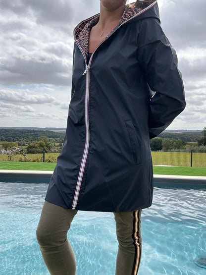 Imperméable réversible long pour femme, bleu marine et léopard, sans garnissage, de la marque Le Petit Placard.
