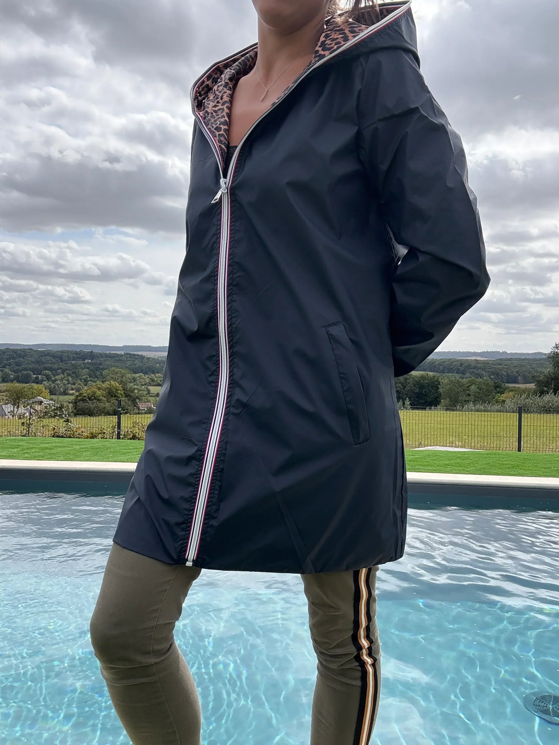 Manteau réversible long imperméable Le Petit Placard bleu marine et léopard, sans garnissage ouate, pour femme