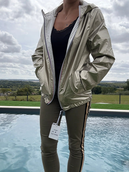 Manteau court réversible imperméable Le Petit Placard avec capuche, intérieur marin doré, beige et blanc, visible sur l'image.