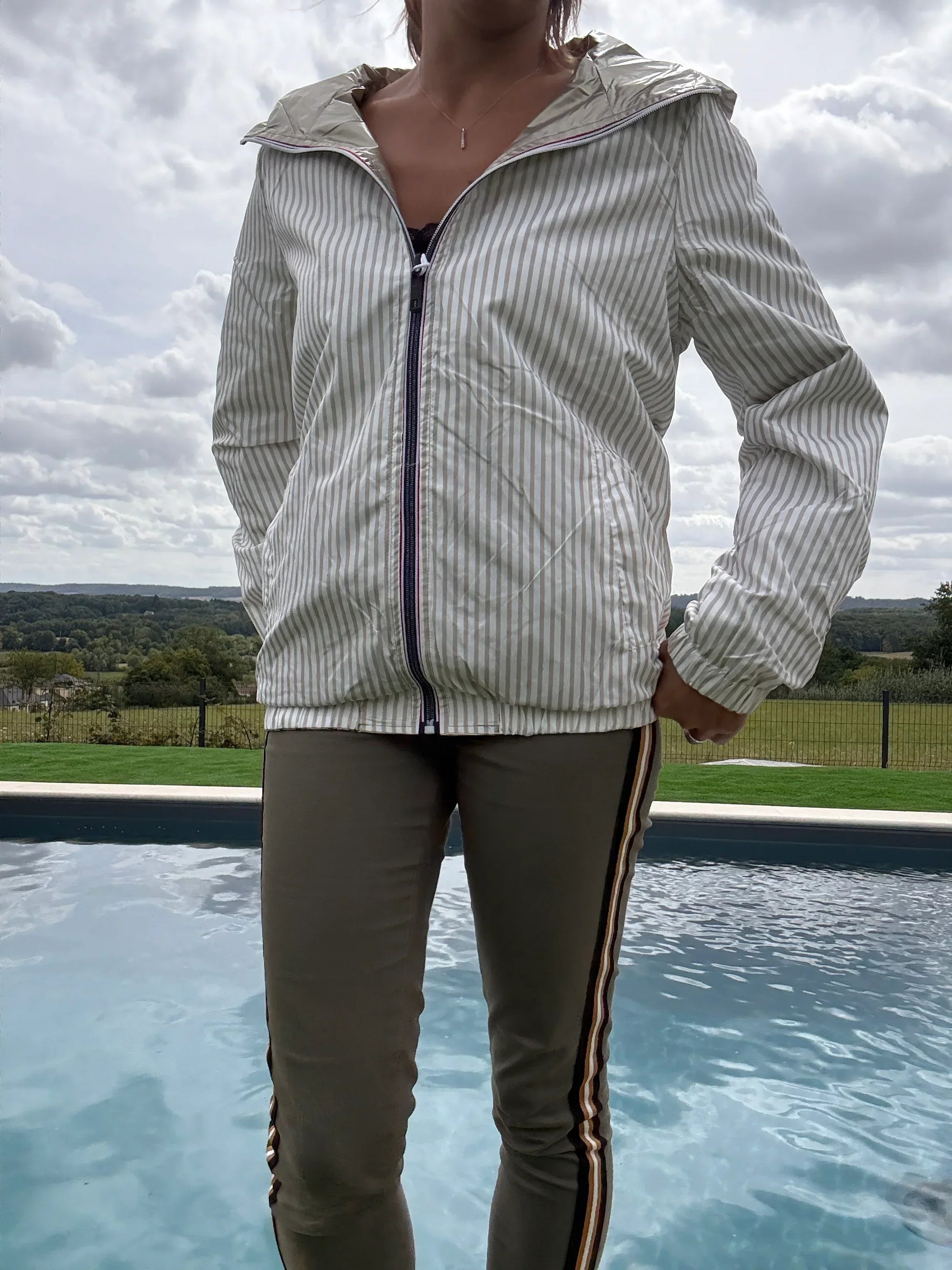 Manteau court réversible imperméable Le Petit Placard, capuche, intérieur marin doré, beige et blanc, mode pratique et élégante.