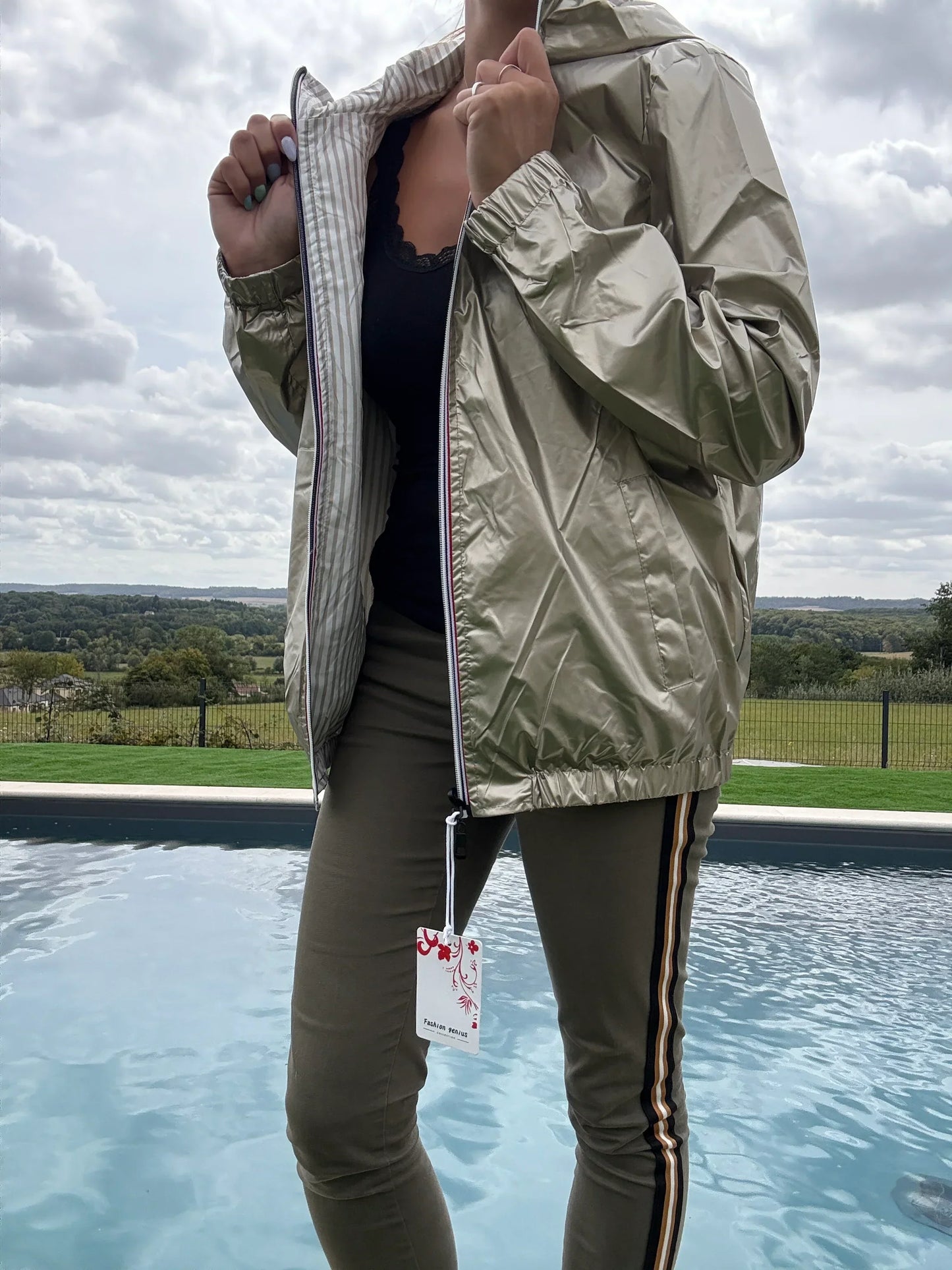 Manteau court réversible imperméable Le Petit Placard avec capuche, intérieur marin doré, beige et blanc, style moderne et pratique.