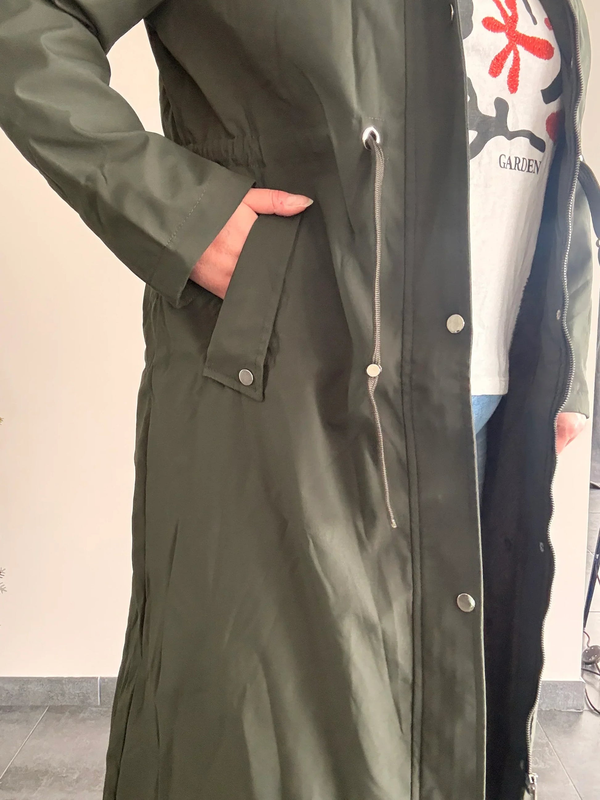 Manteau long kaki imperméable et fourré, style parka, avec capuche, longueur genoux, de la marque Le Petit Placard.