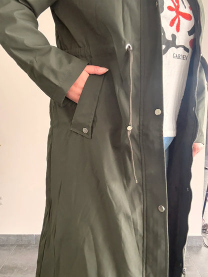 Manteau long kaki imperméable et fourré, style parka, avec capuche, longueur genoux, de la marque Le Petit Placard.