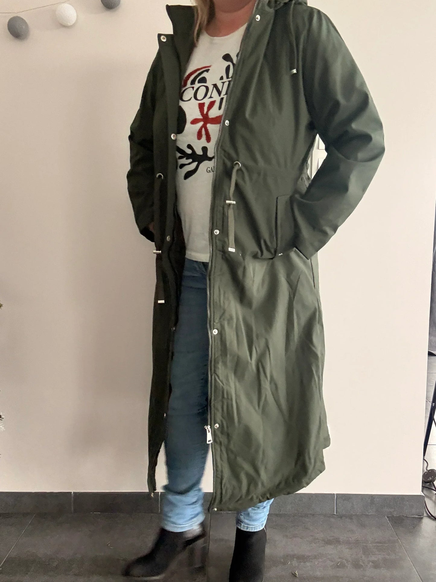 Manteau long kaki imperméable fourré, style trench ciré, hauteur genoux, par Le Petit Placard.