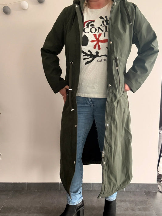 Manteau long kaki imperméable et fourré, style parka, coupe genoux, de la marque Le Petit Placard, adapté pour l'hiver.
