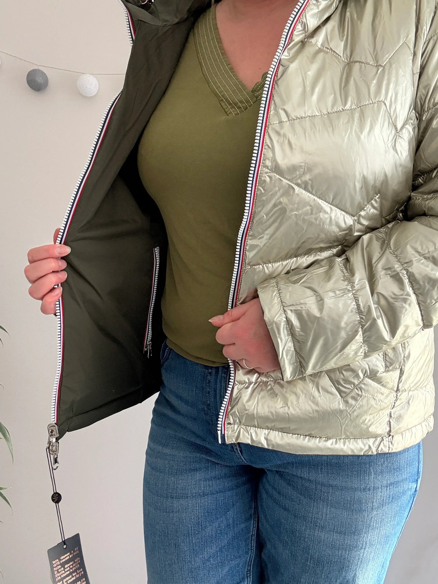 Doudoune réversible imperméable femme kaki doré ouverte, montrant les deux faces matelassées avec fermeture éclair bicolore