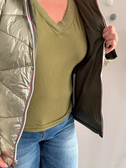 Intérieur de la doudoune réversible imperméable femme Laura Jo kaki doré, doublure sombre avec poche zippée visible
