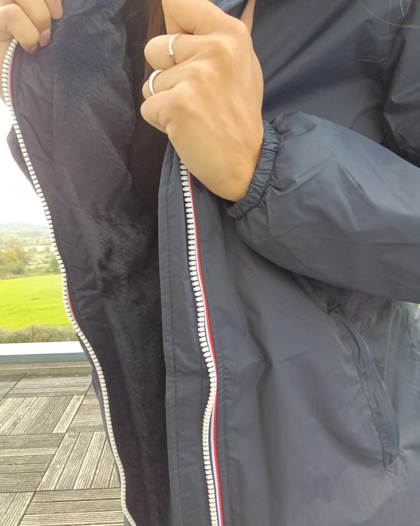 Intérieur fourré noir de la parka imperméable longue femme bleu marine Laura Jo, avec fermeture éclair tricolore visible