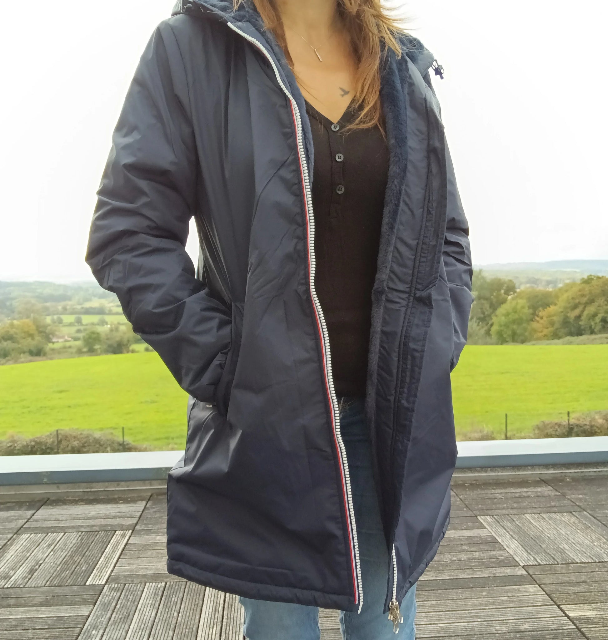 Parka imperméable longue fourrée femme Laura Jo bleu marine ouverte, doublure peluche, zip tricolore, portée en extérieur