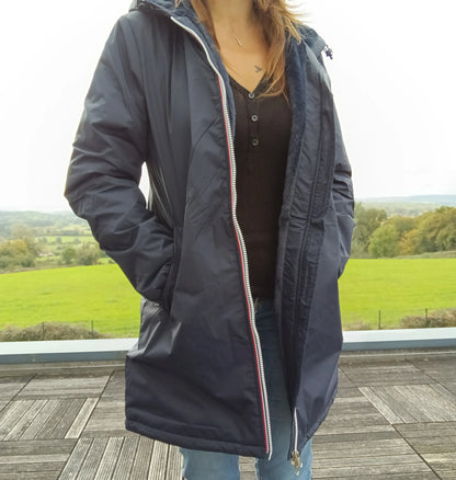 Parka imperméable longue fourrée femme Laura Jo bleu marine ouverte, doublure peluche, zip tricolore, portée en extérieur
