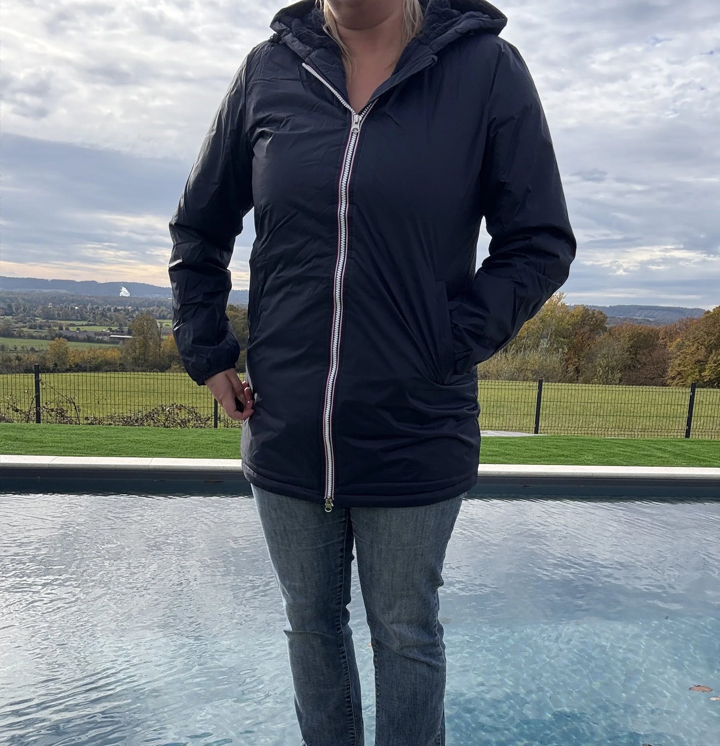 Parka imperméable longue fourrée femme bleu marine Laura Jo avec capuche et fermeture éclair blanche