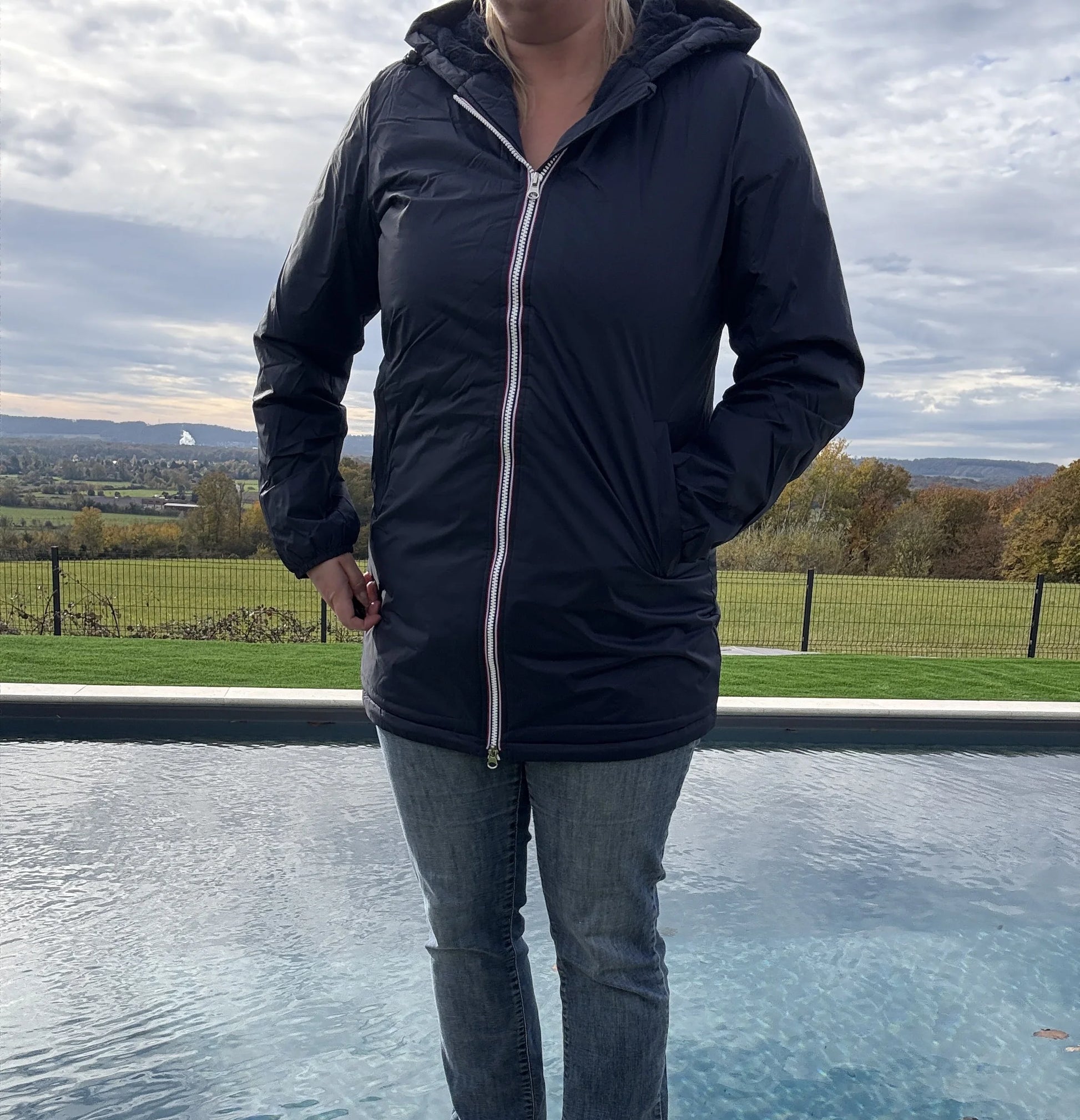 Parka imperméable longue fourrée femme bleu marine Laura Jo avec capuche et fermeture éclair blanche