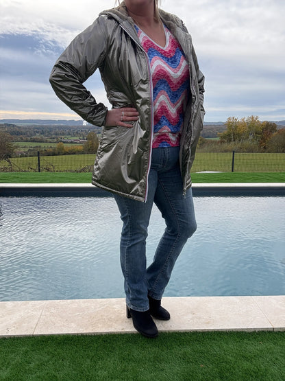Parka imperméable longue fourrée femme Laura Jo bronze avec capuche, portée ouverte sur jean et top coloré