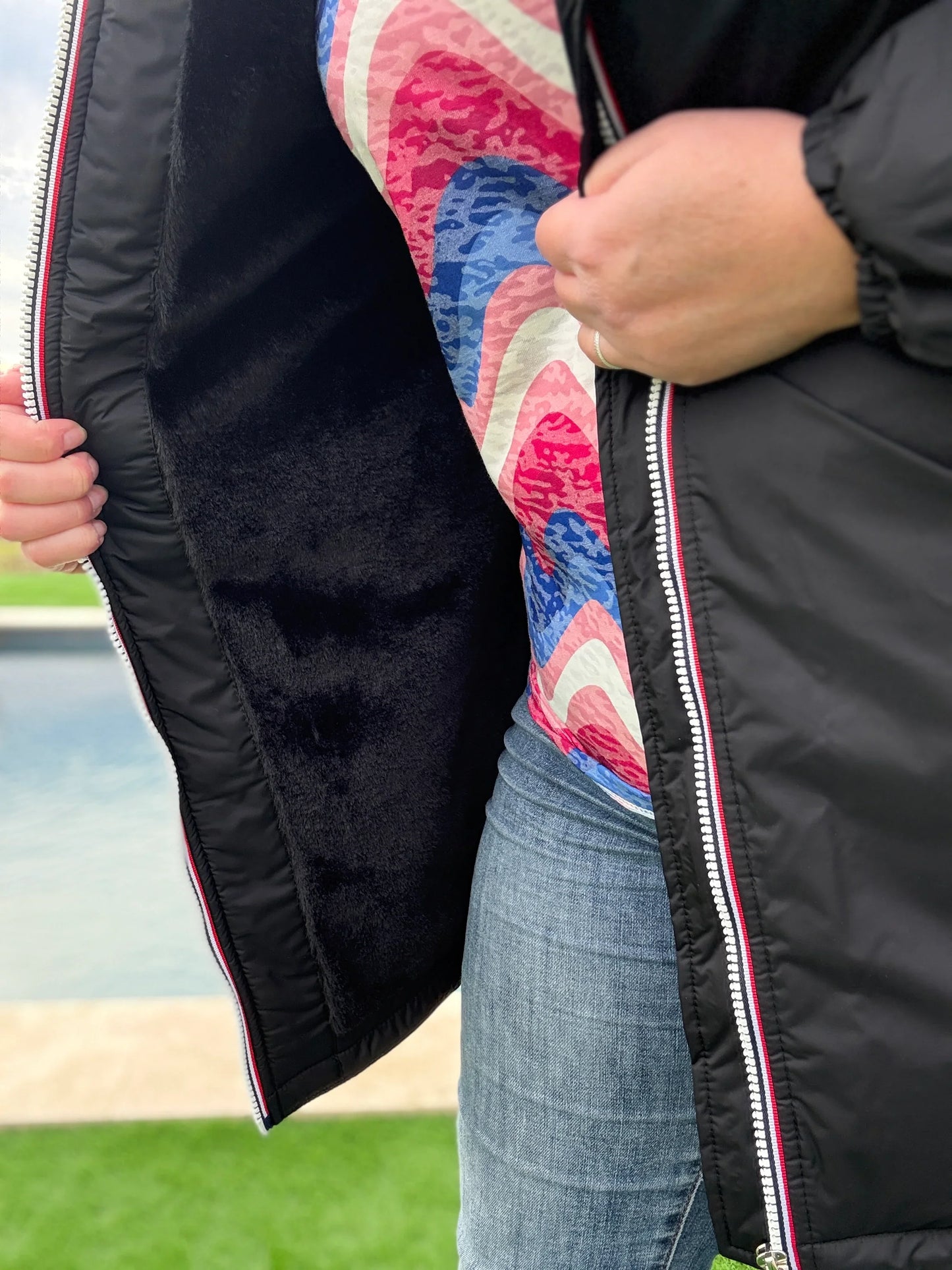 Doublure polaire noire de la parka imperméable longue fourrée femme Laura Jo, manteau noir ouvert révélant intérieur chaud