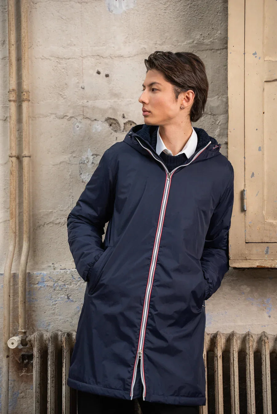 Homme portant une parka imperméable longue bleu marine Laura Jo fourrée sherpa avec capuche et fermeture éclair bicolore