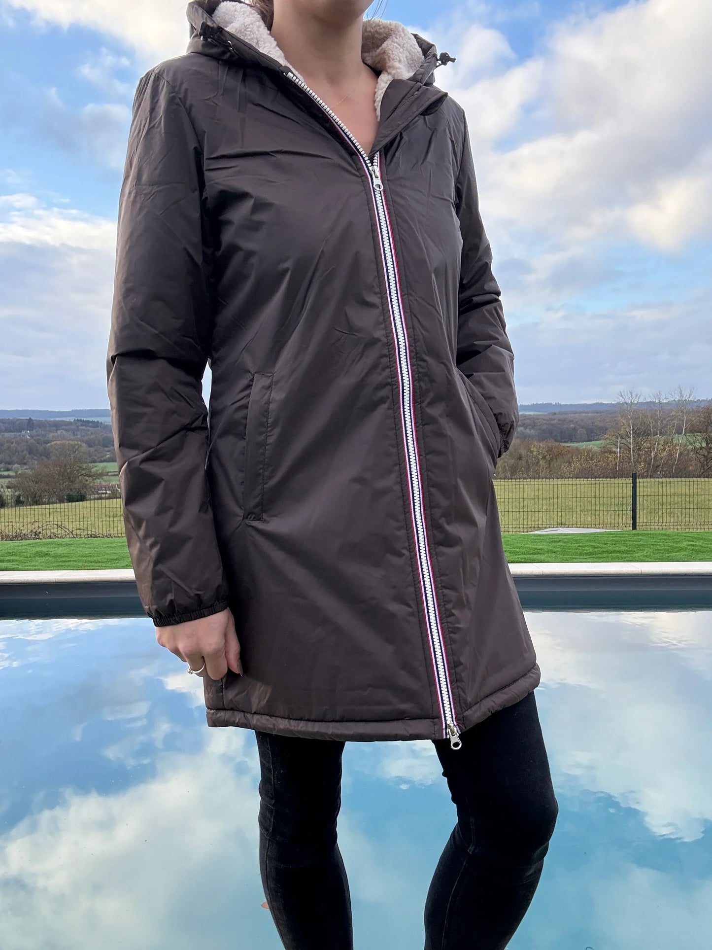 Parka longue femme Laura Jo imperméable marron chocolat, fourrée sherpa beige, avec capuche et fermeture éclair