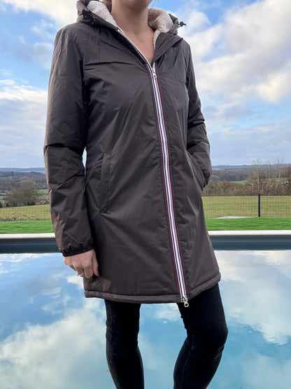 Parka longue femme Laura Jo imperméable marron chocolat, fourrée sherpa beige, avec capuche et fermeture éclair