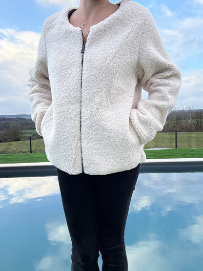 Veste courte réversible femme Laura Jo côté sherpa beige, manches bouffantes, portée avec jean noir