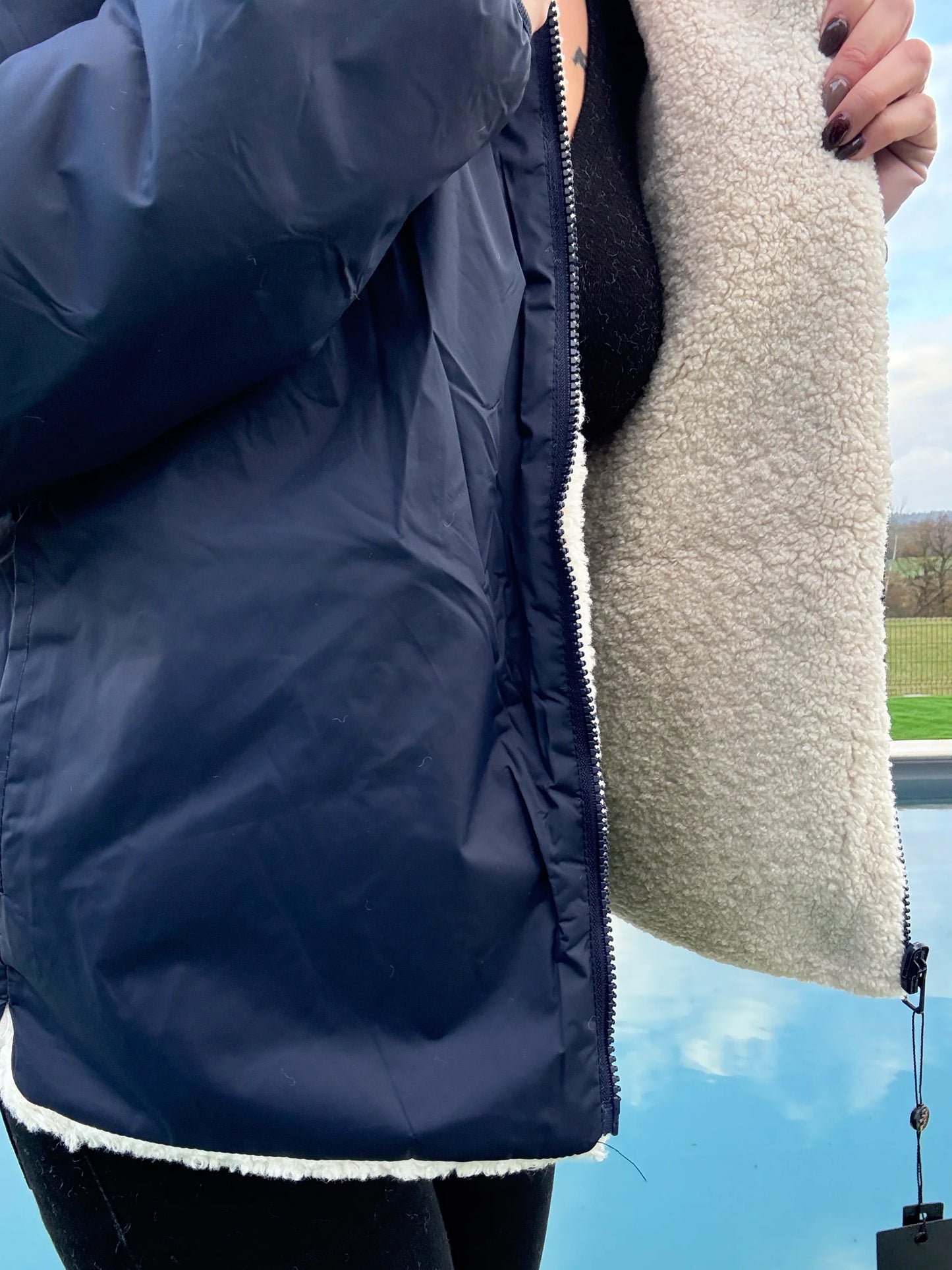 Détail fermeture éclair veste courte réversible femme bleu marine et doublure sherpa beige Laura Jo