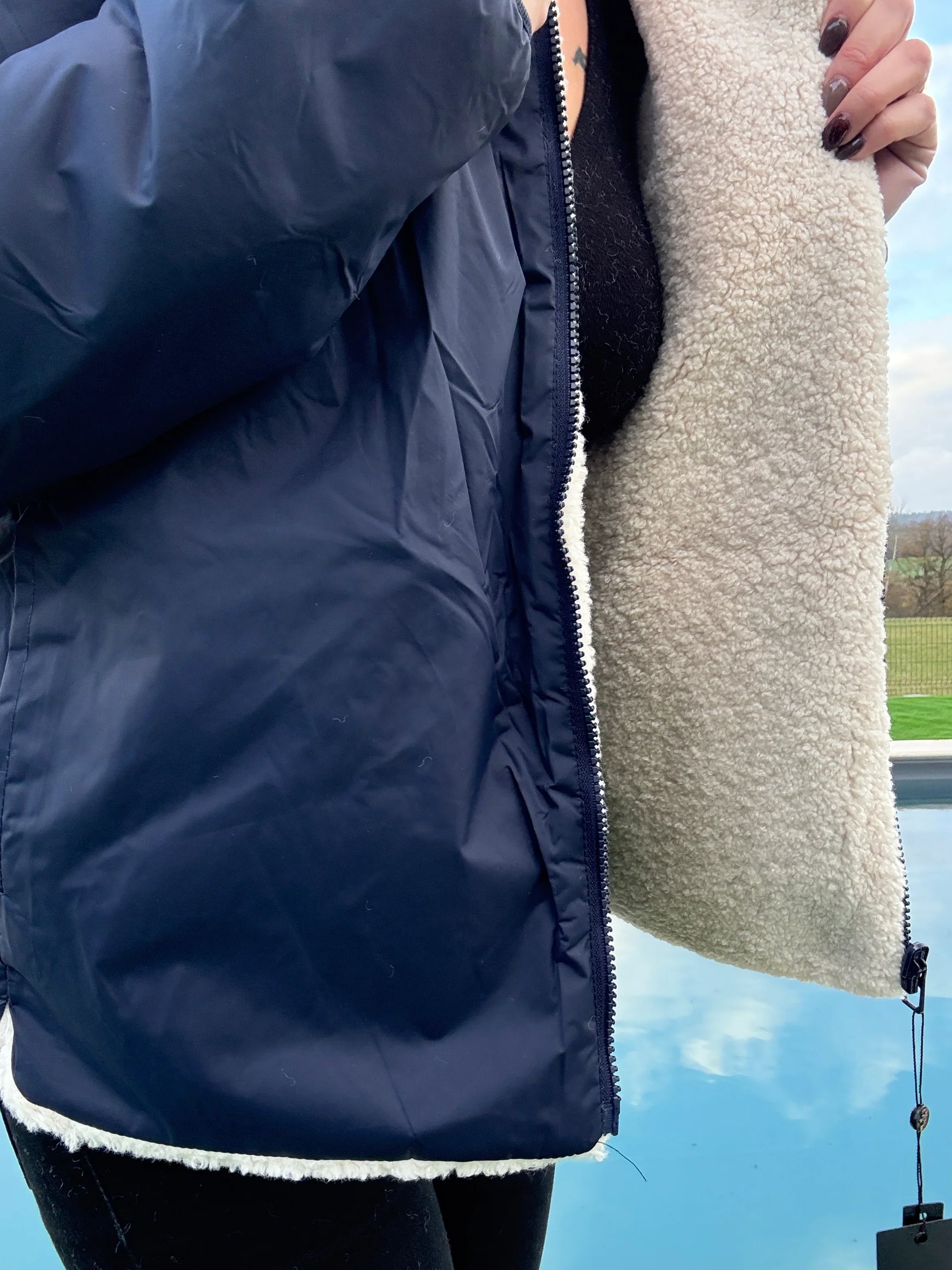 Détail fermeture éclair veste courte réversible femme bleu marine et doublure sherpa beige Laura Jo