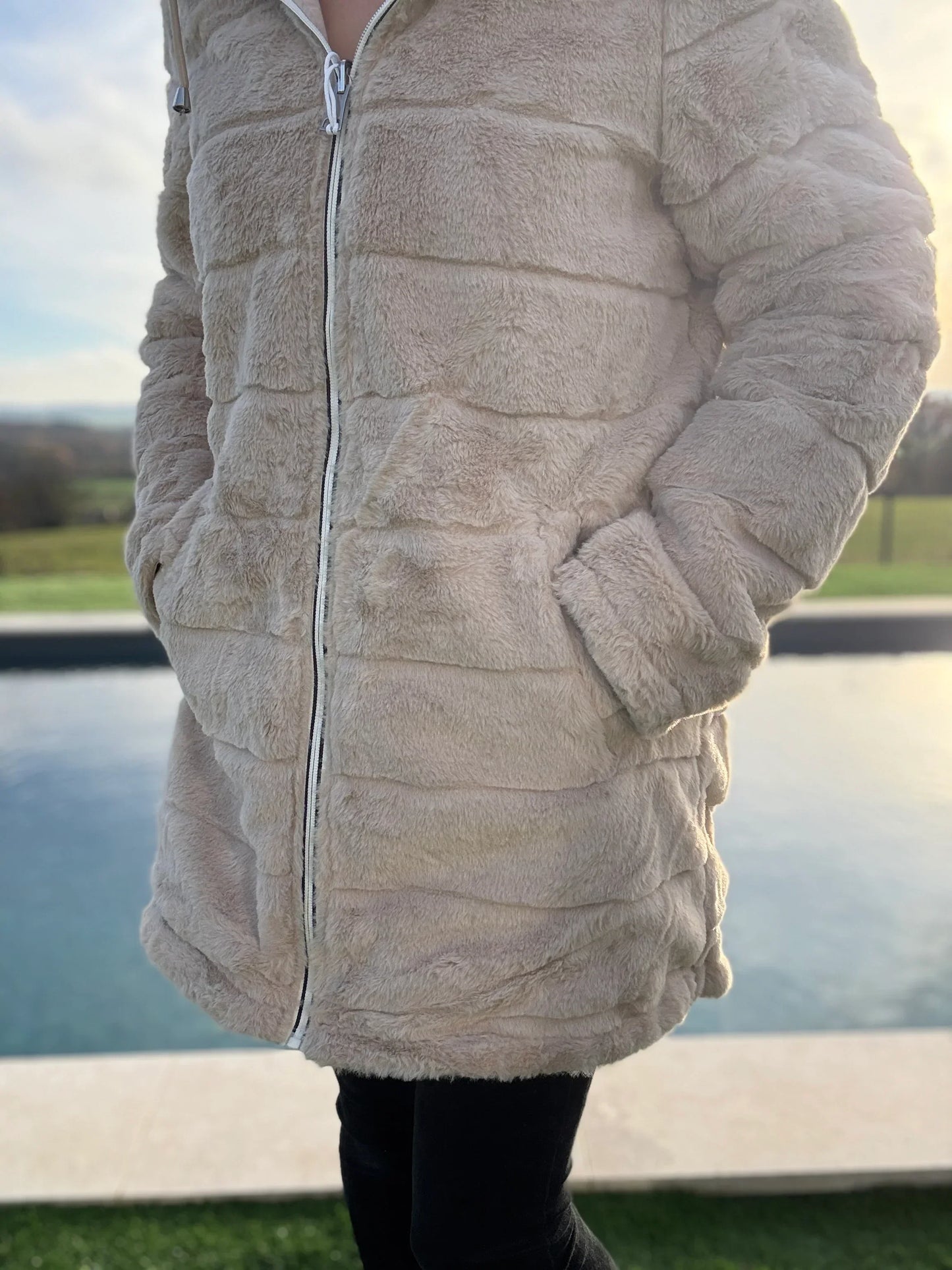 Parka longue réversible pour femme, manteau beige imperméable avec fourrure, cordon taille ajustable, de la marque Le Petit Placard.