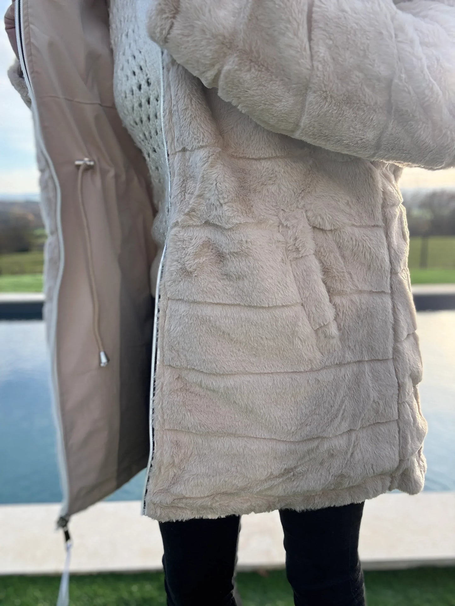 Parka longue réversible pour femme de Le Petit Placard, manteau beige imperméable avec fourrure, cordon taille ajustable.