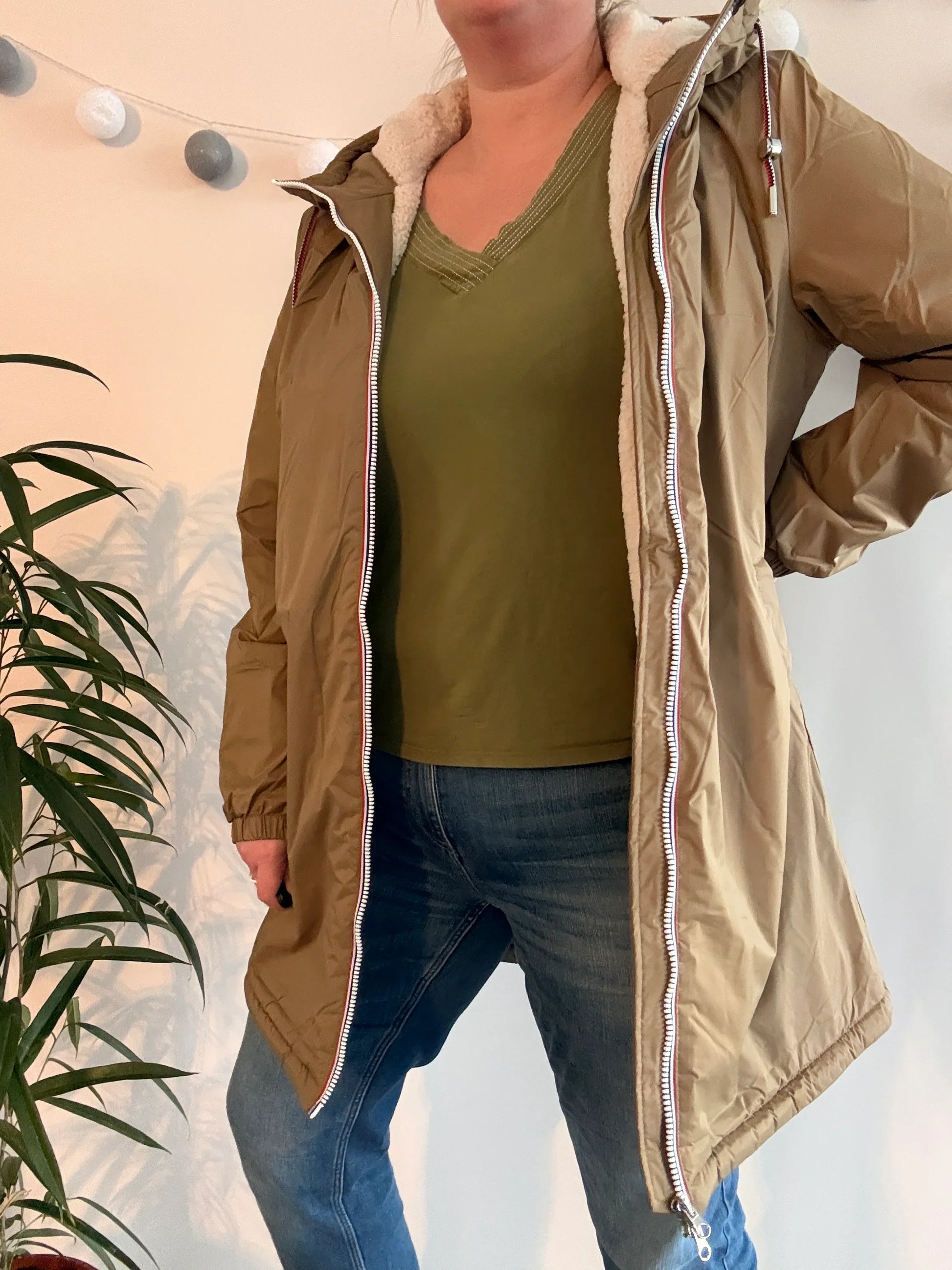Parka imperméable longue camel fourrée sherpa femme grande taille avec capuche et zip, portée ouverte