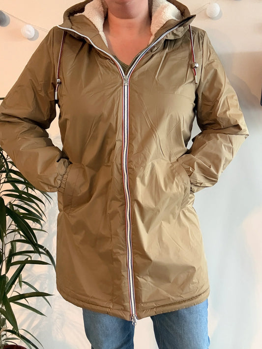 Parka imperméable longue femme camel avec capuche sherpa et zip bicolore, manteau fourrée grande taille Laura Jo