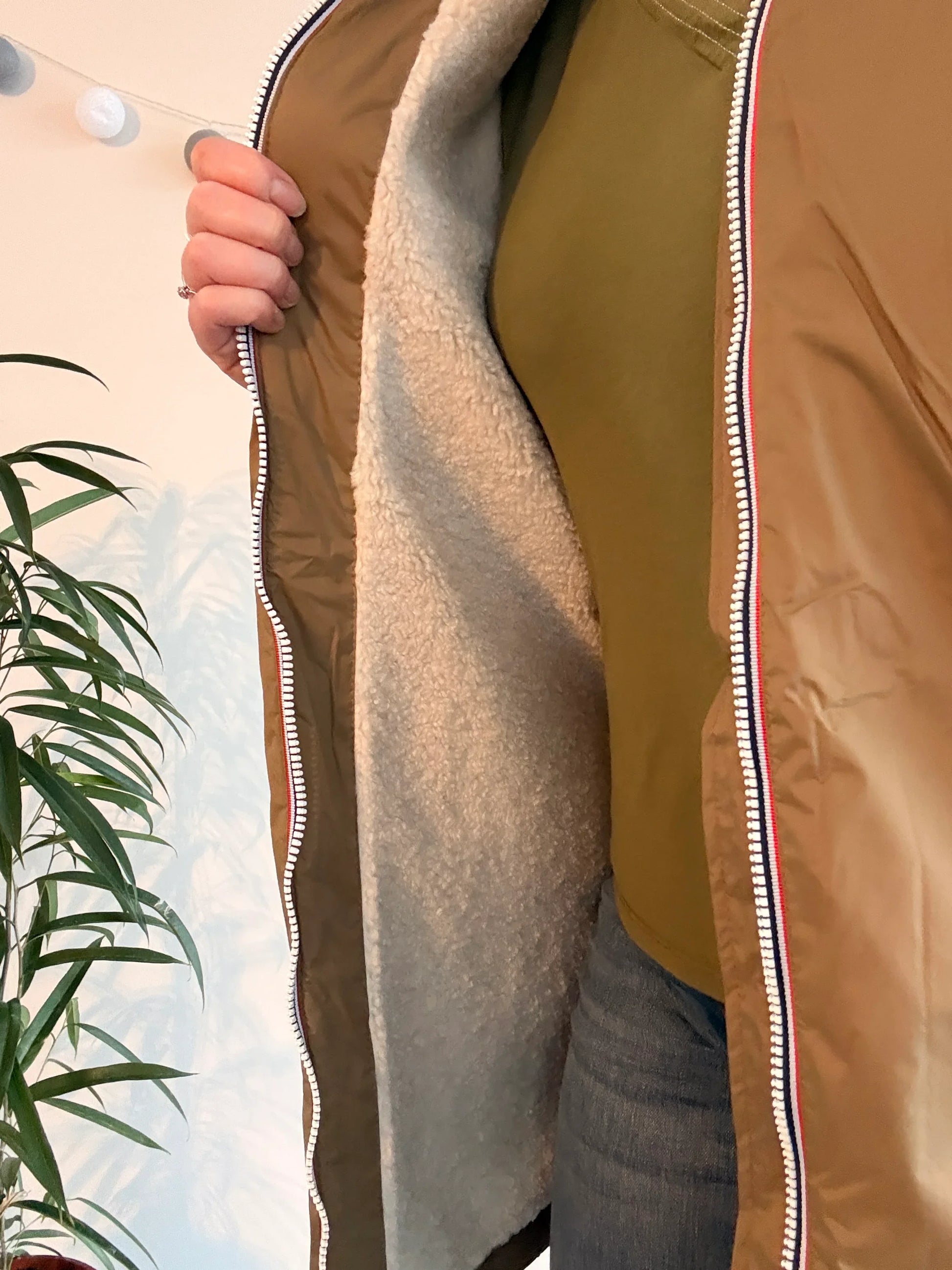 Intérieur sherpa moelleux de la parka imperméable longue fourrée femme camel Laura Jo avec fermeture éclair tricolore