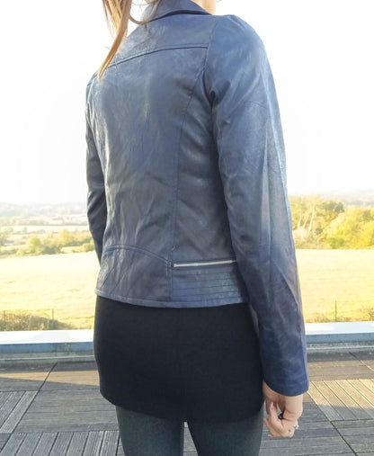 Woman wearing navy blue perfecto jacket outdoors, Le Petit Placard fashion style