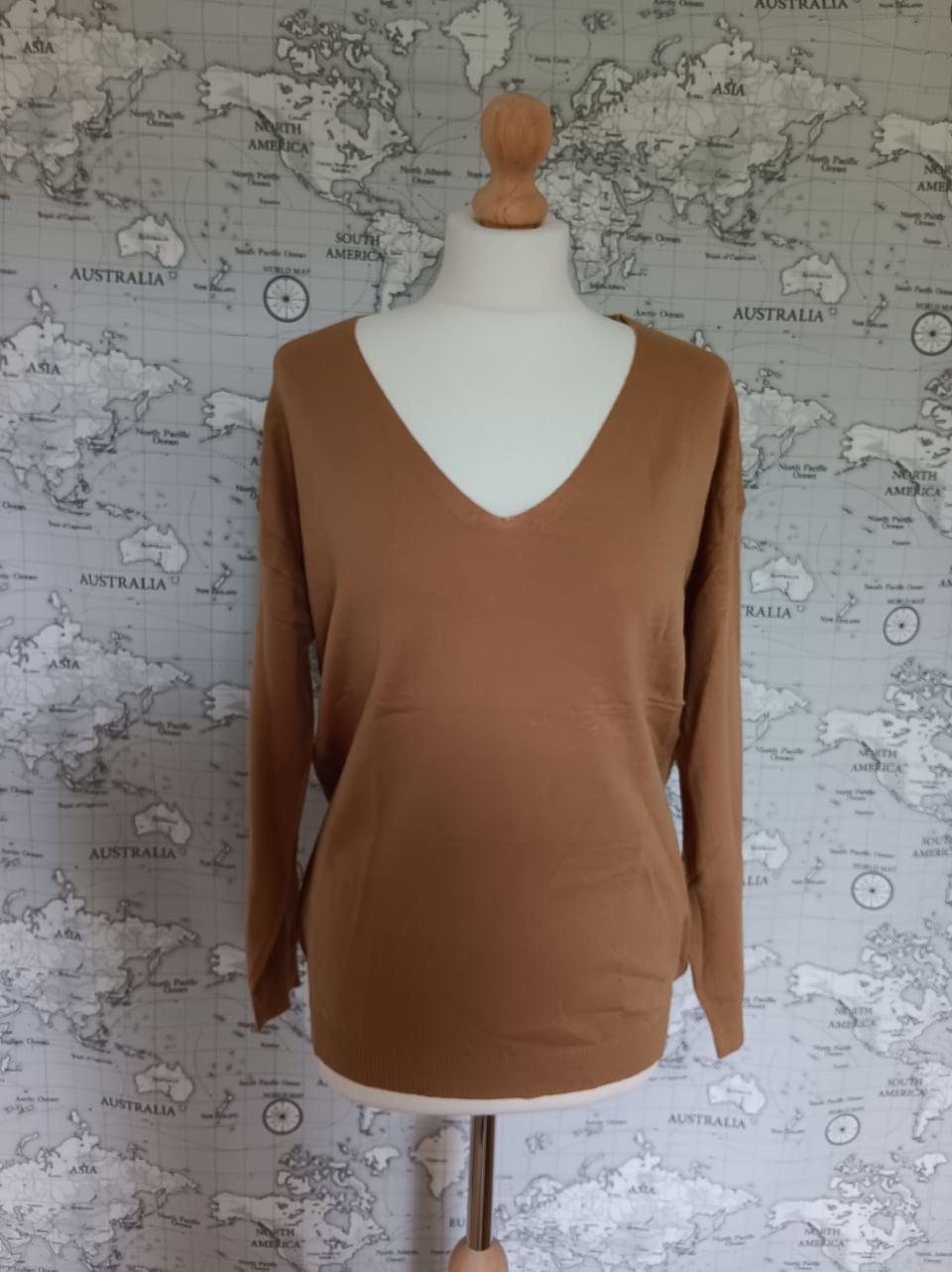 Brown V-neck sweater Sarah John 50% wool on mannequin, world map background, Le Petit Placard
