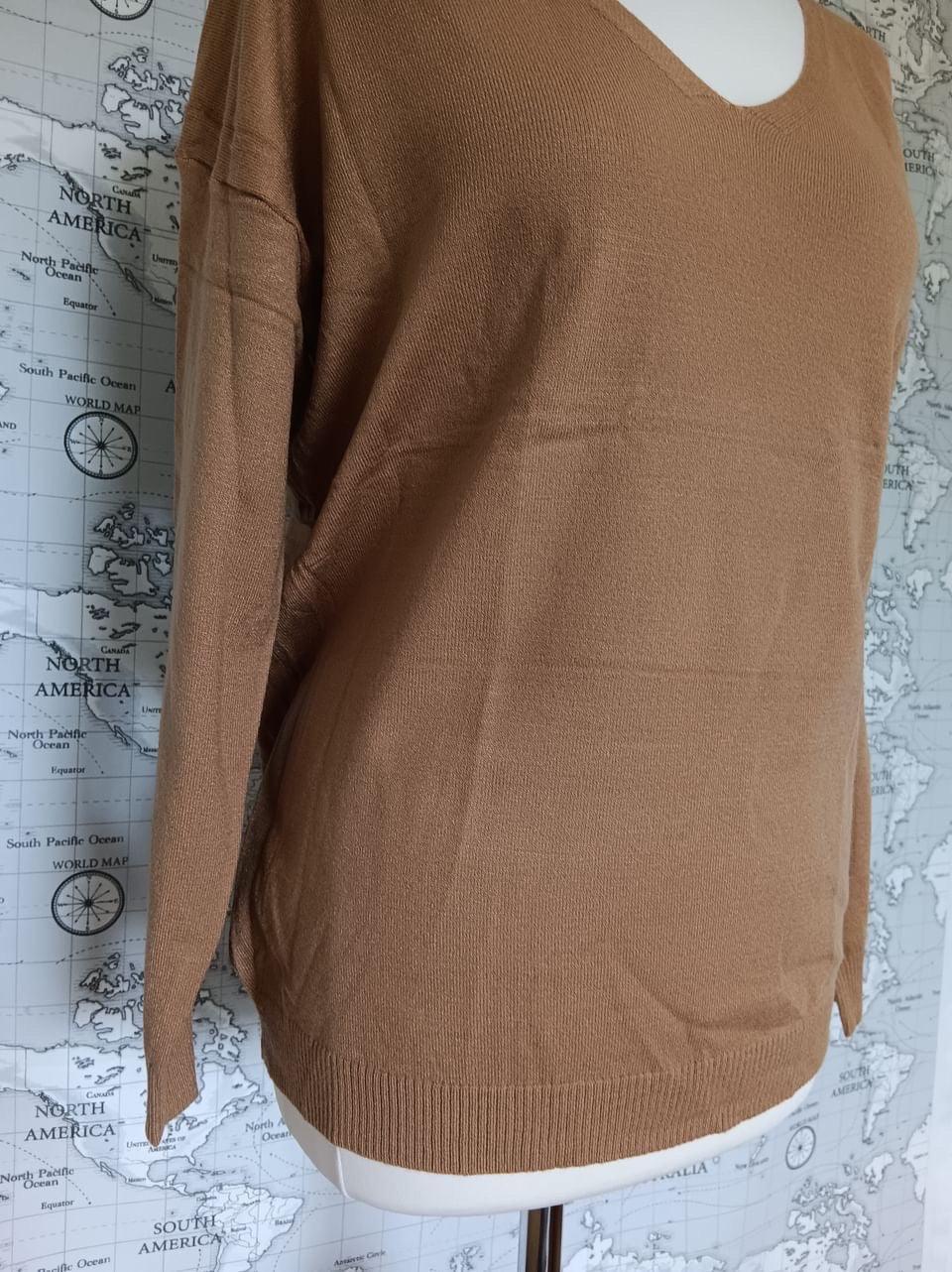 Camel wool blend V-neck sweater by Sarah John on mannequin, Le Petit Placard collection
