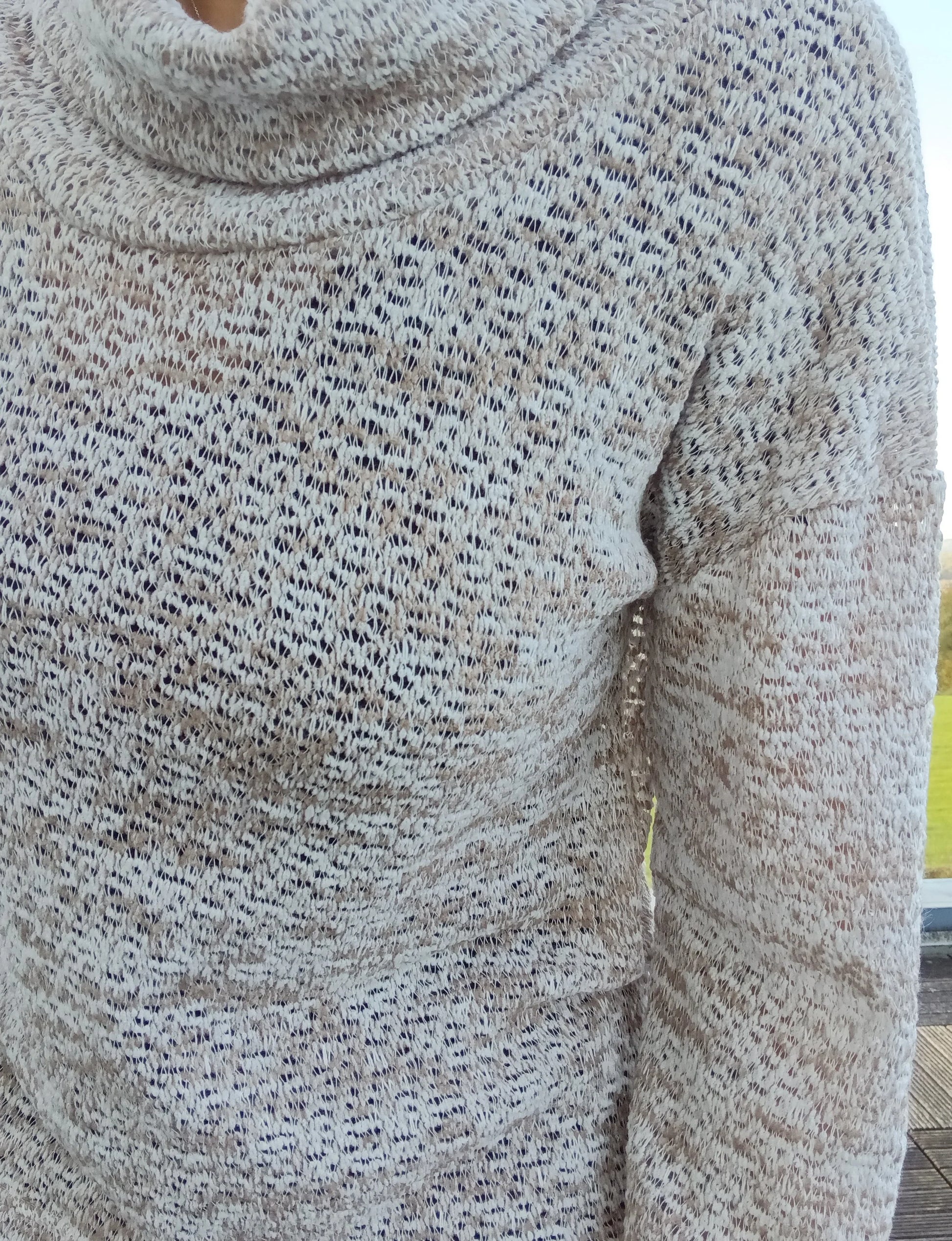 Pull col montant à grosses mailles beige taupe porté, texture ajourée douce et chaleureuse
