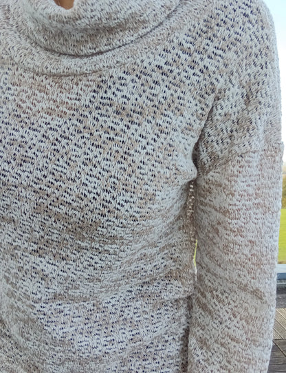 Pull col montant à grosses mailles beige taupe porté, texture ajourée douce et chaleureuse