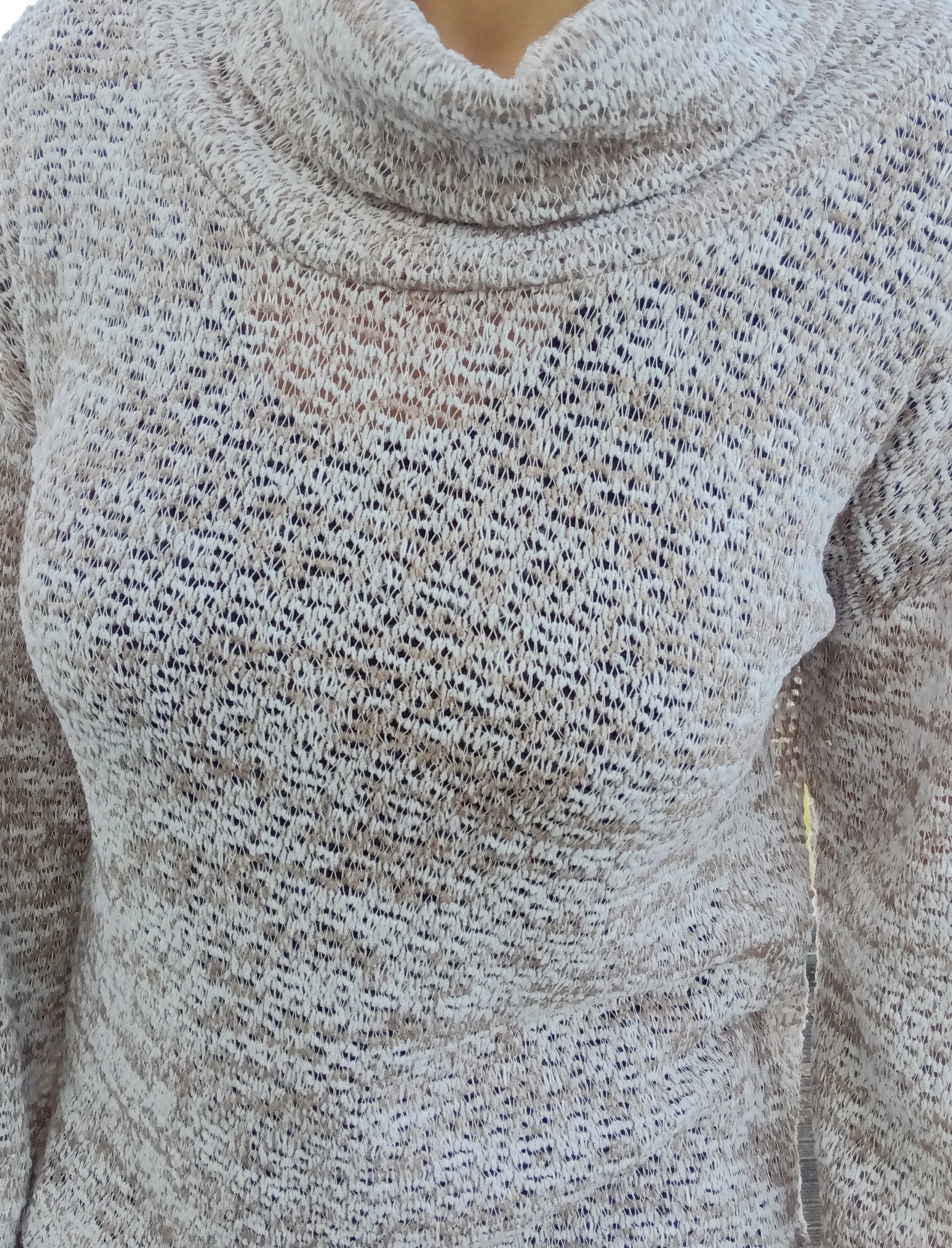 Pull col montant à grosses mailles beige taupe porté, tricot ajouré léger aux tons naturels chauds
