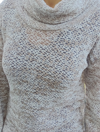 Pull col montant à grosses mailles beige taupe porté, tricot ajouré léger aux tons naturels chauds