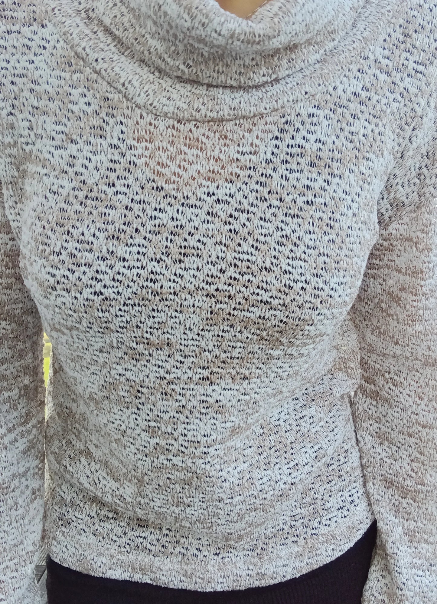 Pull col montant à grosses mailles beige taupe porté sur mannequin, tricot ajouré léger