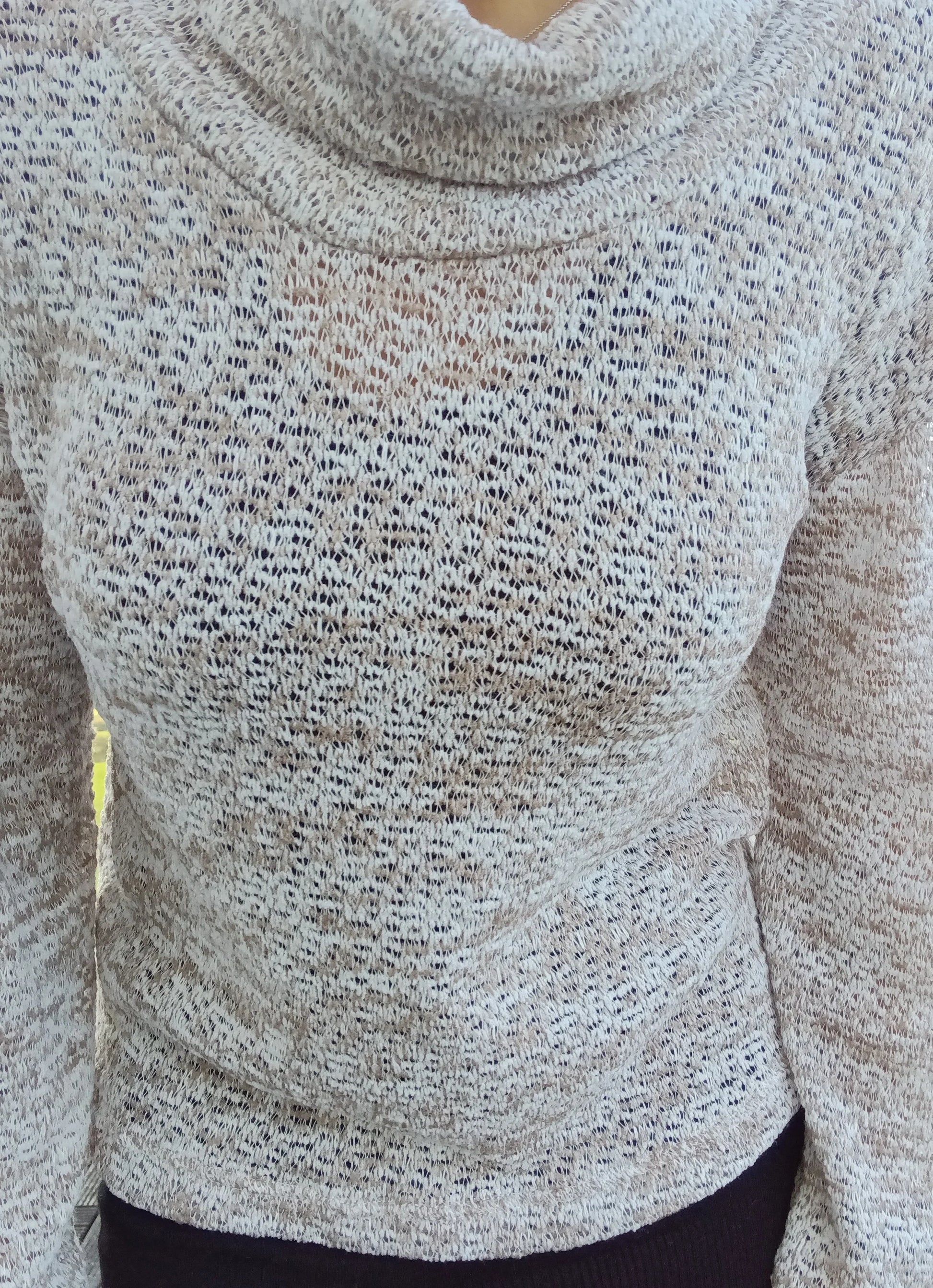 Pull col montant à grosses mailles beige taupe porté sur mannequin, tricot ajouré léger