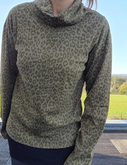 Pull fin col montant motifs léopard kaki porté par une femme, manches longues, coupe ajustée