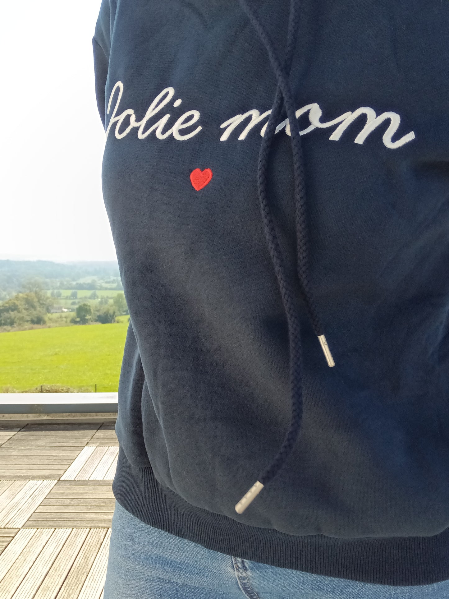 Navy blue 'Jolie mom' sweatshirt with red heart, outdoor terrace, Le Petit Placard