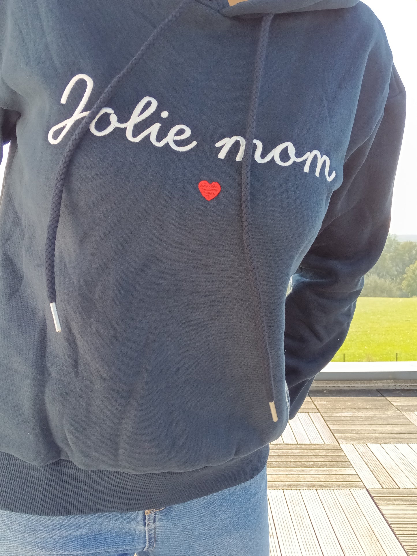 Navy blue hoodie with 'Jolie mom' inscription and red heart, outdoor setting, Le Petit Placard