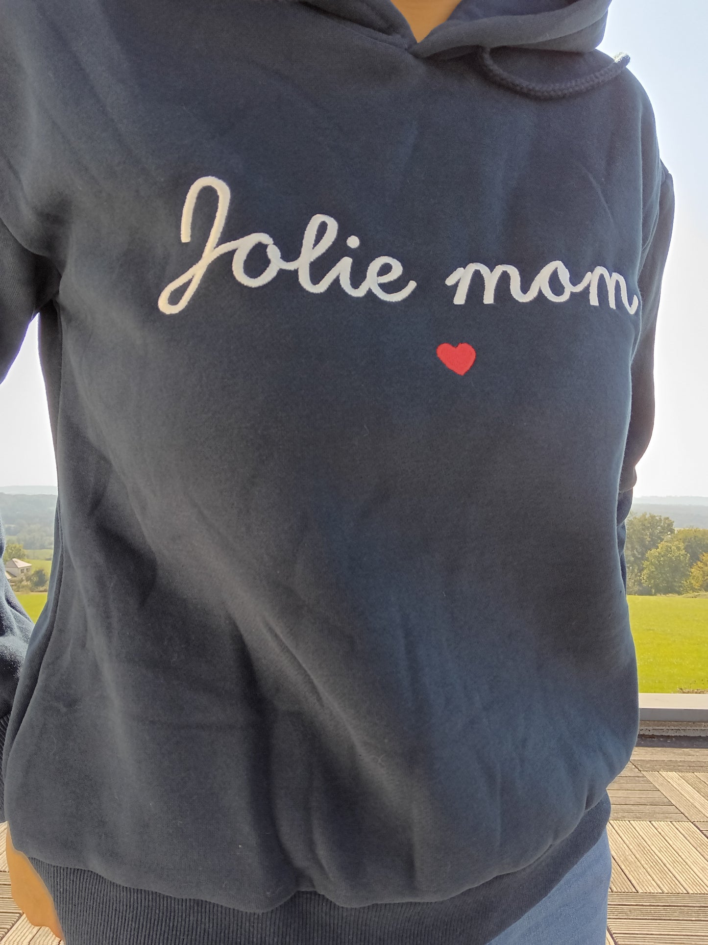 Navy blue hoodie with 'Jolie mom' text and red heart, Le Petit Placard fashion.